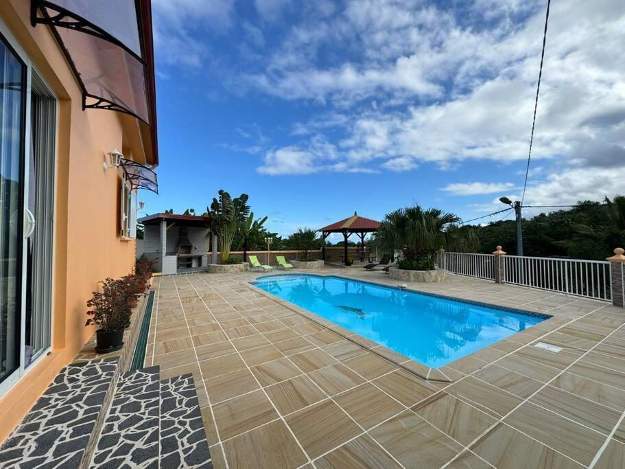 Le Volcan - Piscine - Dodoterla Сент-Роз Екстер'єр фото